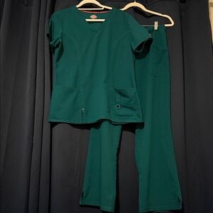 Dickies Women's Hunter Green Scrub Set - Pants & Top